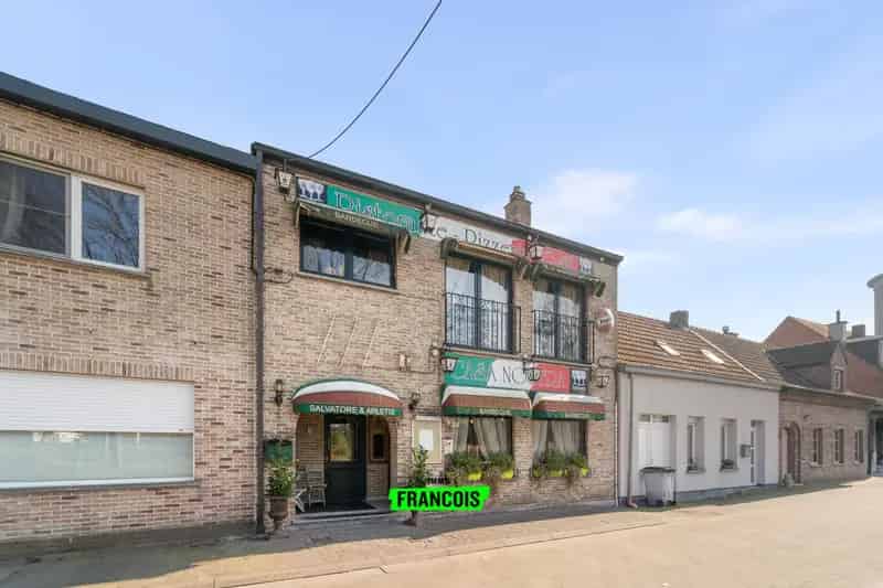 Ruime woning met succesvol handelspand te koop in Zelzate.