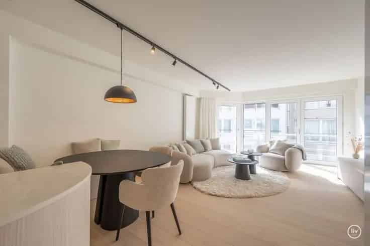 Appartement Te Koop Gerenoveerd Zeezicht 2 slaapkamers