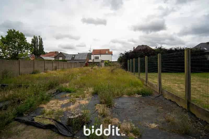 Te renoveren woning met garage en tuin