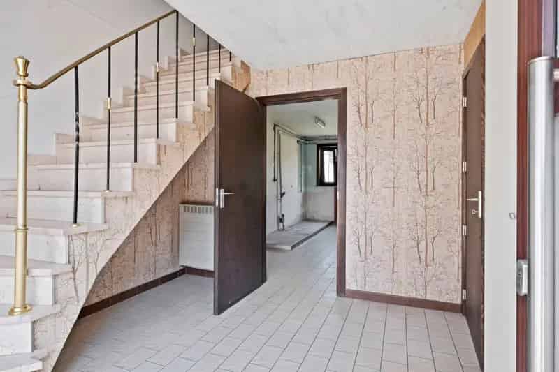 Bel-"etage Oostende: Ruim en Stevig Huis