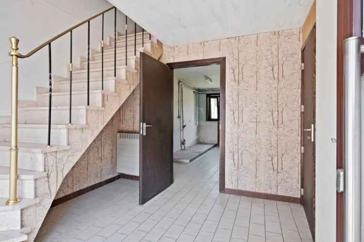 Bel-"etage Oostende: Ruim en Stevig Huis