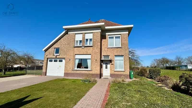Huis te koop: Grote te renoveren woning met 4 slaapkamers, garage en tuin