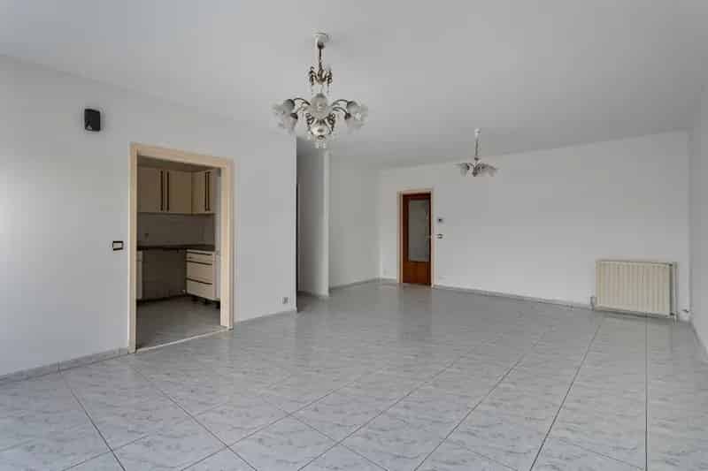 Ruim appartement te koop Schoten met garage en balkon