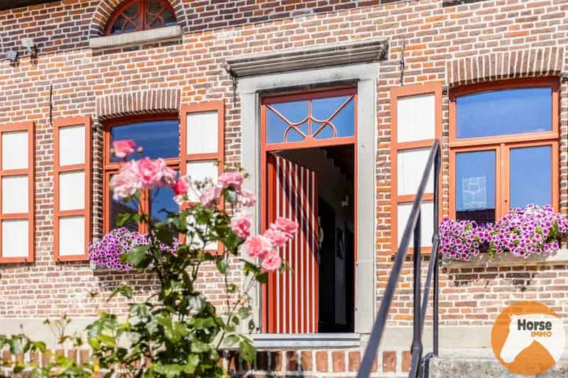 Vierkantshoeve te huur met binnenzwembad en paardenfaciliteiten
