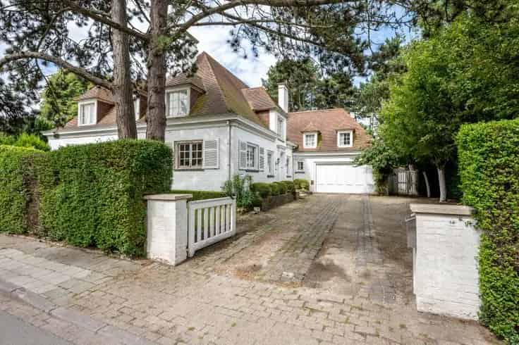 Villa te koop Oostende: 6 slaapkamers, grote tuin, dubbele garage