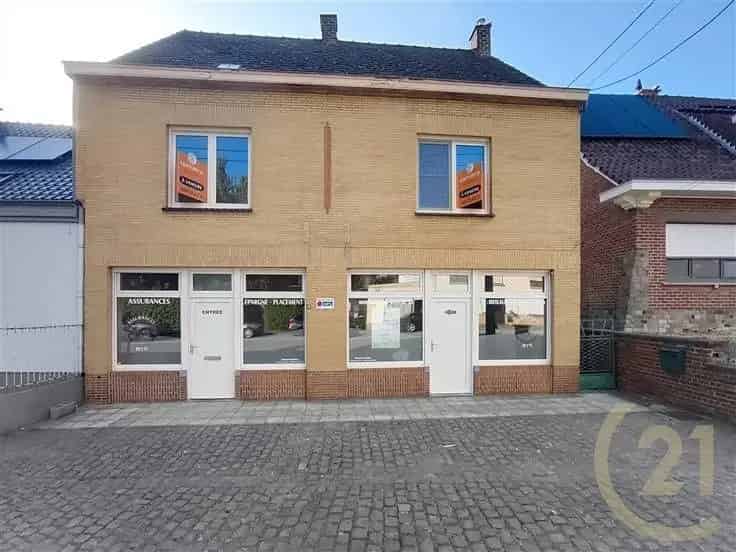 Huis Te Koop: Kantoorruimte met 5 slaapkamers en grote zolders