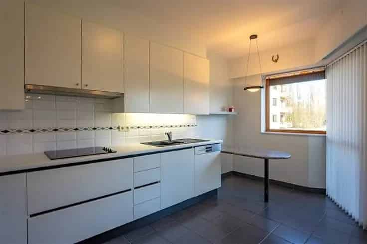 Ruim 2 Slaapkamer Appartement Te Koop met Terras en Autostaanplaats