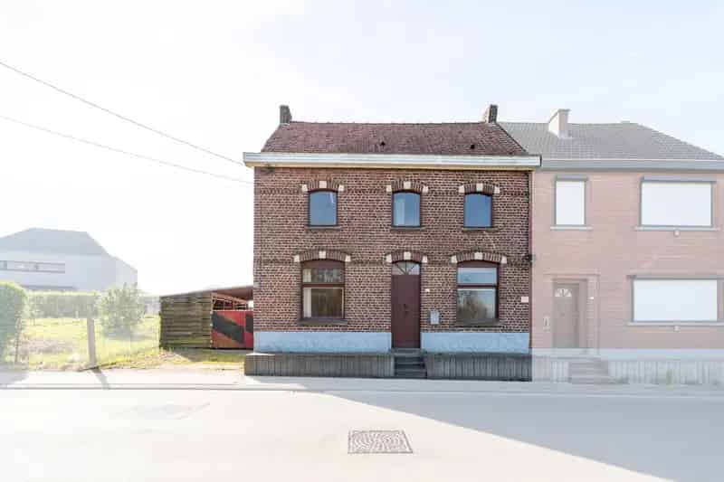 Ben je op zoek naar een renovatieproject op een begeerde ligging in Impe? Dan is deze woning in de Essestraat zeker iets voor jou! Deze door groen omgeven ligging zorgt voor prachtige verzichten en een gevoel van rust.

Indeling gelijkvloers: 
- Woonkamer