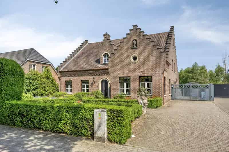 Huis te koop Lommel: Charmante villa met 5 slaapkamers en grote kelder