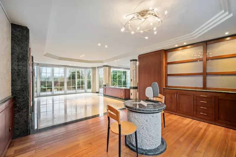 Gebouw 2588m² 447m² Bew Opp 5 Slpk 3 Badk 3 Garages Aan Leie