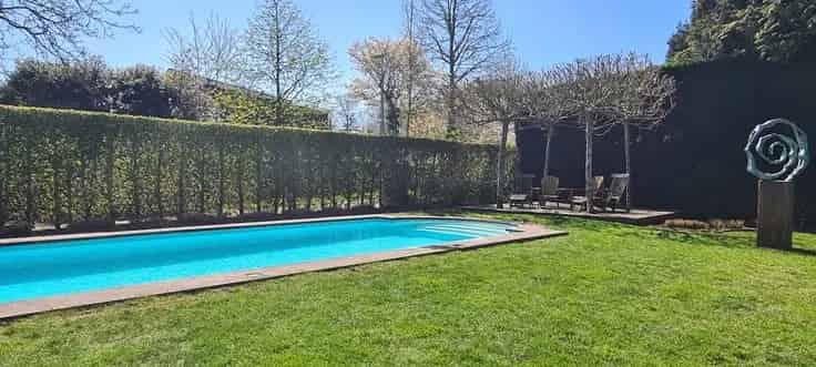 Huis Te Koop Hove: Exclusieve Villa met Zwembad en Tuin