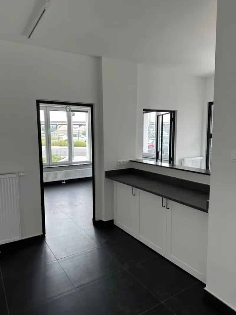 Kantoor met Duplex Appartement Te Koop