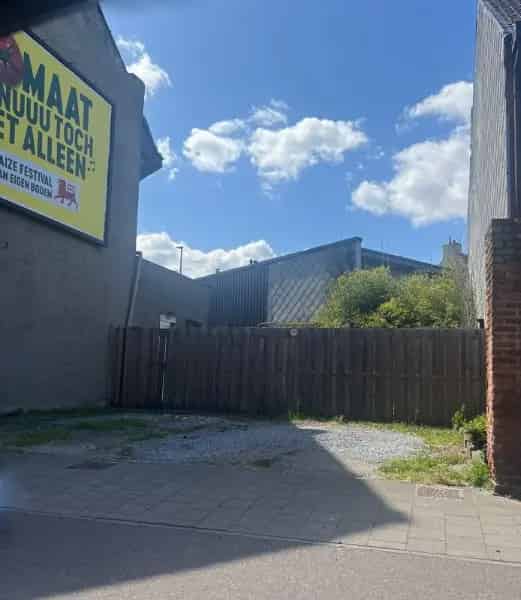 Handelspand 160m² met Duplexappartement 5 slaapkamers Sint Niklaas