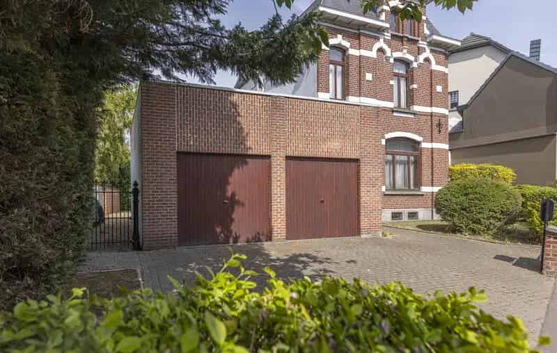 Karaktervolle woning met bureau in centrum Ternat
