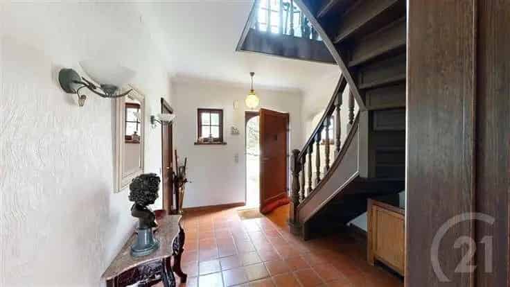 Grote Villa te Koop met Bijgebouw en Zwemvijver