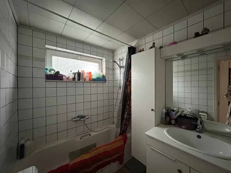 Op te frissen woning nabij verbindingswegen