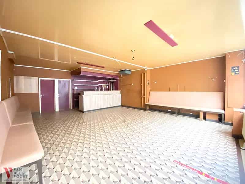 Handelspand met bovenwoning te renoveren of nieuwbouwproject