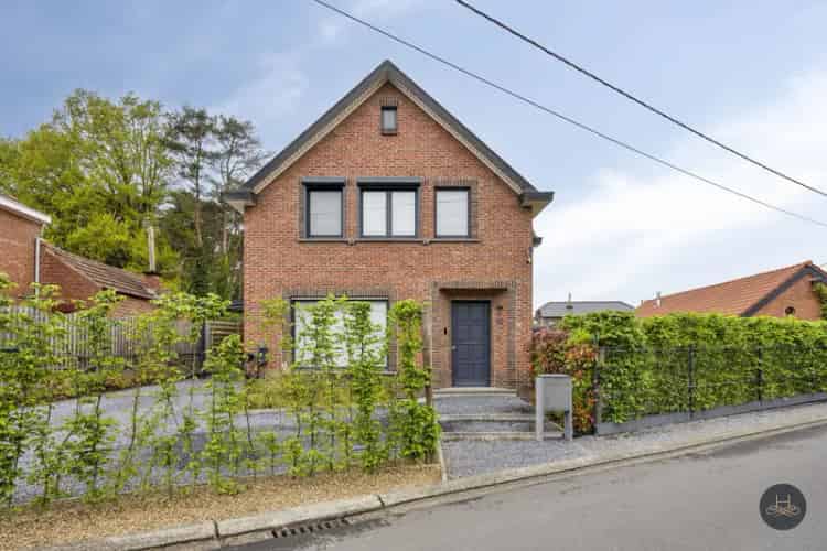 Gerenoveerde gezinswoning met 3 slaapkamers en tuin