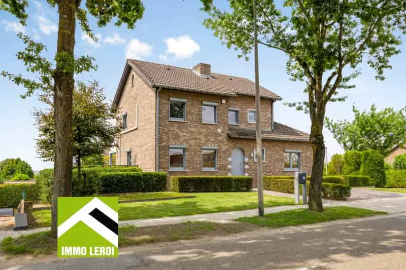 Huis te koop: Ruime gezinswoning met praktijkruimte