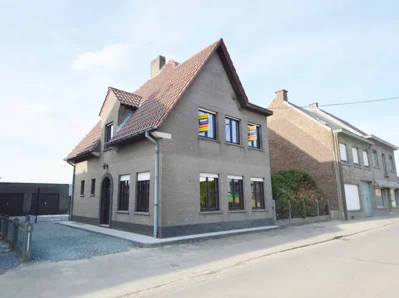 Gererenoveerde Huis te Huur met Dubbele Garage en Tuin