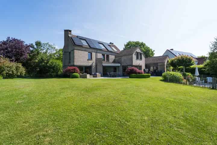 Ruime Villa te Ottignies 5 Slaapkamers Zwembad Tuin