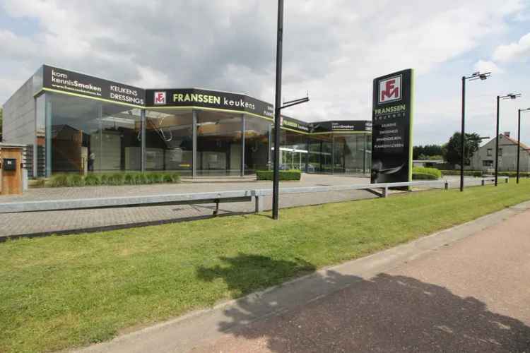 Showroom/Kantoorruimte/Winkelruimte Van Ca 642 M² Met Parking Gelegen Langs Verbindingsweg Merksplas/Turnhout