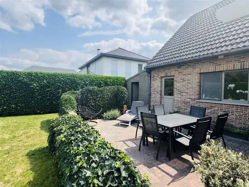 Huis te koop Stekene: Ruime open bebouwing met grote tuin en bijgebouwen