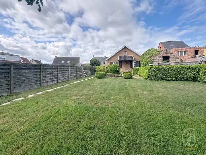 Karaktervolle woning met ruime tuin te Leffinge