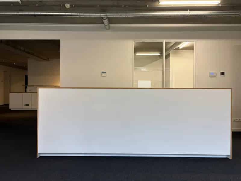 Modern Kantoor met Parkings Volledige Aanbod