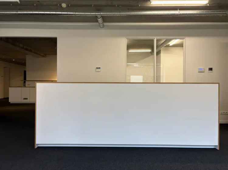 Modern Kantoor met Parkings Volledige Aanbod