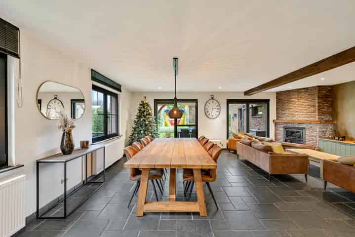 Huis te koop in Moerbeke: Ruime gerenoveerde woning