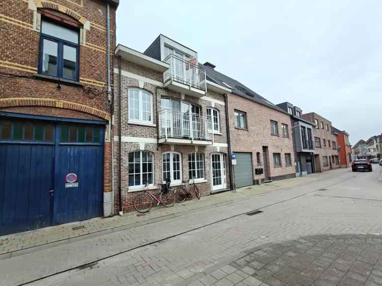 Huur dakappartement in Lokeren met ruime slaapkamer en keuken