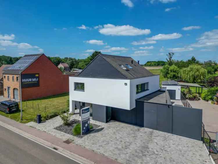 Unieke villa met 4 slaapkamers en zwembad in het groen!