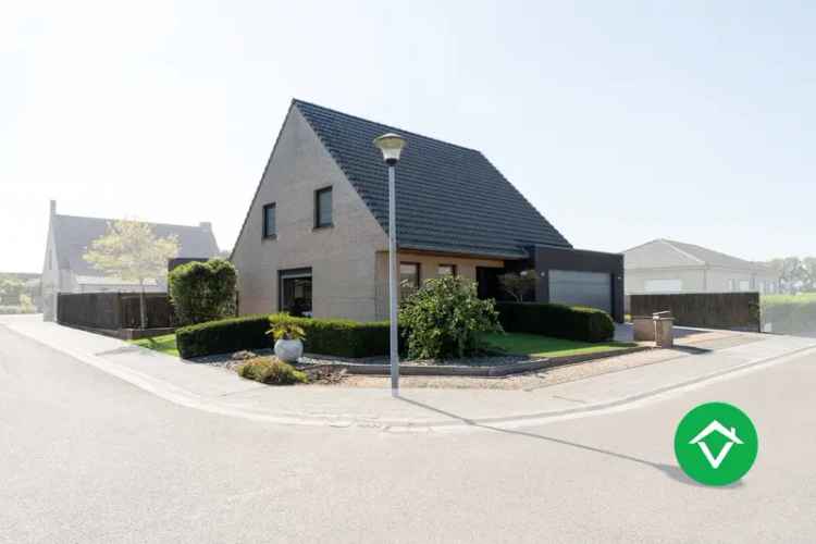 Ruime open bebouwing met 4 slaapkamers en 3 garages in Kortemark