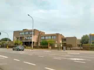 Bouwgrond Zellik te koop - Bedrijfssite met centraal gebouw