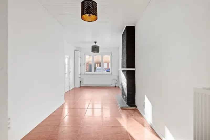 Te renoveren woning 2 slaapkamers ruime oprit tuin
