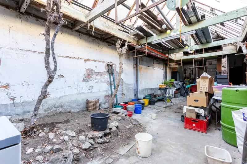 Te renoveren woning met garage - Centrale locatie