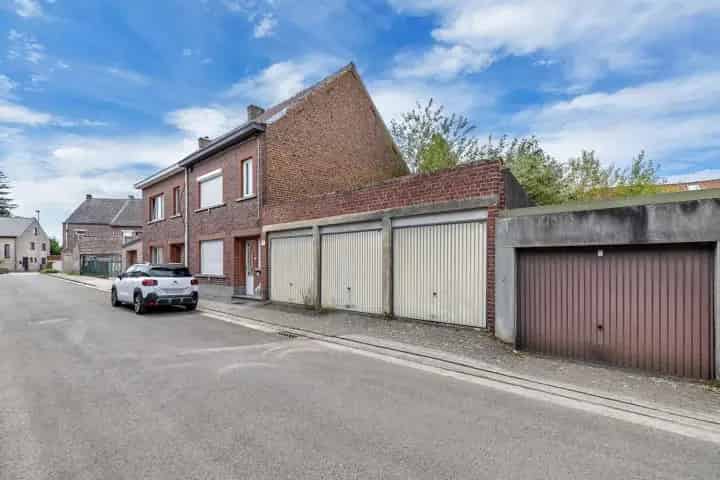 Betaalbare Opbrengsteigendom: 3 Garages te Ninove