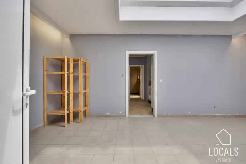 Handelshuis met Appartement Strategische Locatie