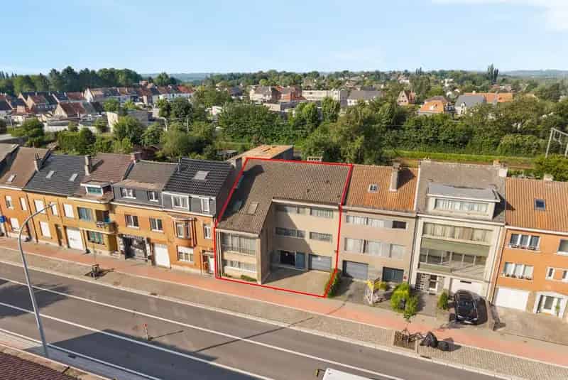 Huis te koop: 5 slaapkamers, praktijkruimte, lift en dubbele garage