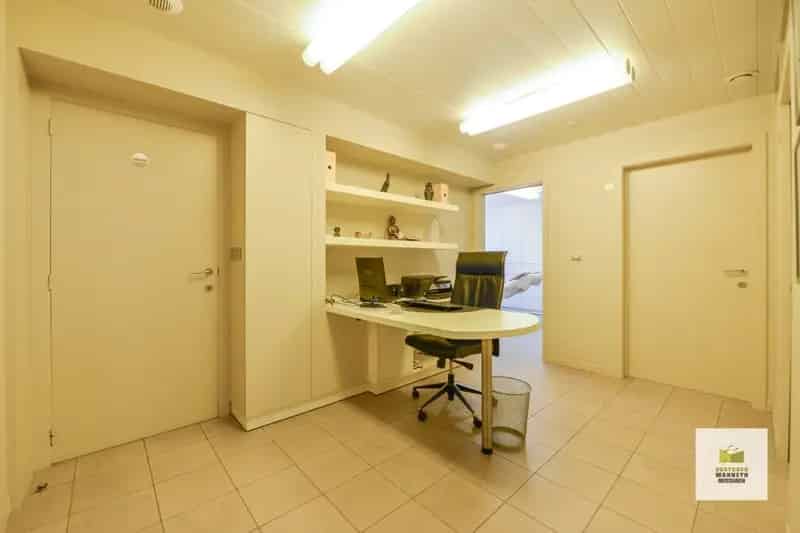 Praktijkruimte met Appartement Zwevezele