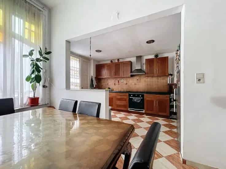 Appartementsgebouw 3 Eenheden Te Koop  300m² Tuin