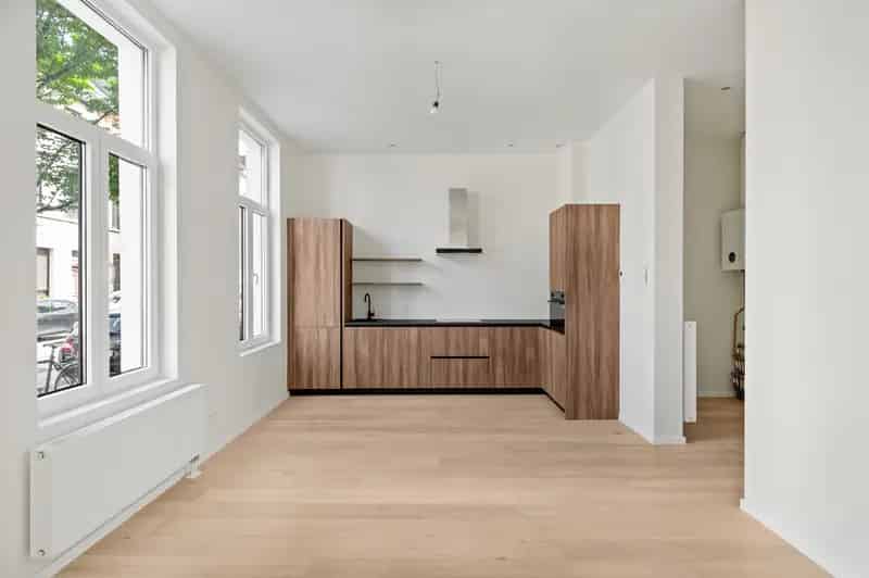 Gerenoveerd Hoekappartement Nabij Park Spoor Noord