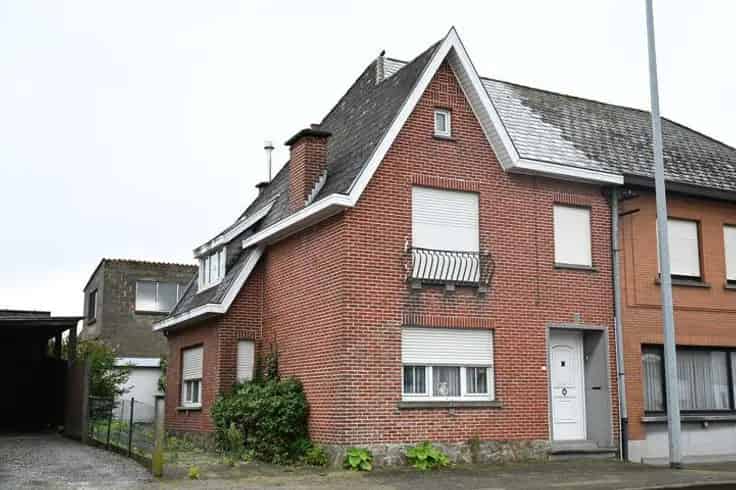 Huis Te Koop Lede: Te renoveren woning met grote achterbouw