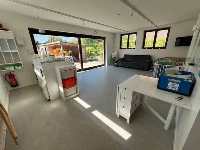 Goed gelegen recente en energiezuinige handelsruimte/kantoorruimte (voorheen kindercrèche)