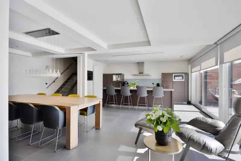 Stijlvol Wonen in As: Ruime Instapklare Woning met Tuin en Garage