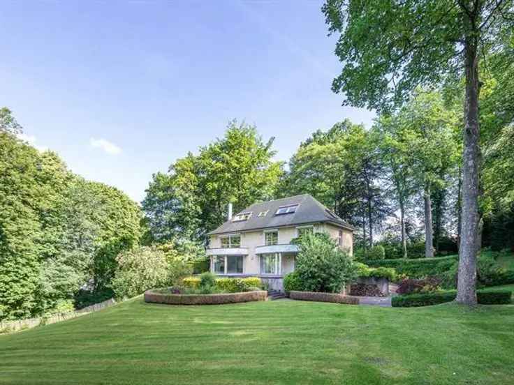 Klassieke Villa met 4 Slaapkamers te Huur