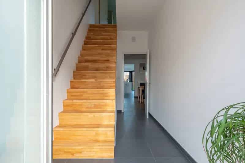 Vernieuwde woning met tuin zij-ingang en garage