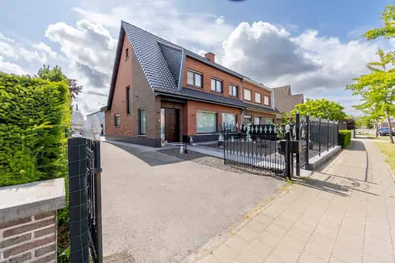 Huis te huur Izegem: Ruime woning met loods