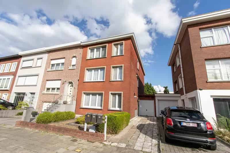 Gerenoveerd Hoekappartement te Huur
